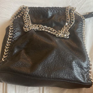 Svart tiamo väska - En svart tiamo väska (lite sönder längst upp) priset kan diskuteras 