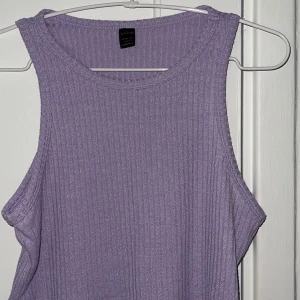 Linne lila  - Ribbat lila linne i kortare modell. 
