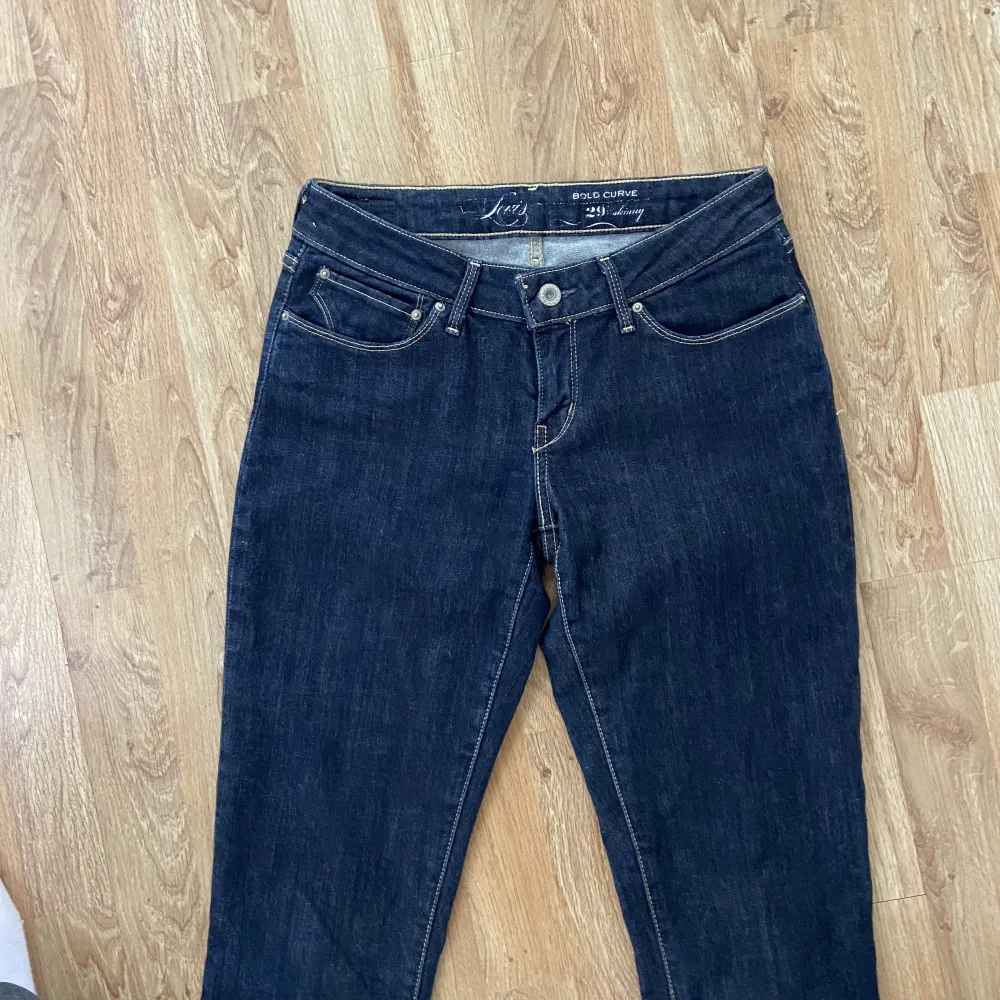 Lågmidjade jeans från Levis i perfekt form. Öppen för alla frågor😚. Jeans & Byxor.