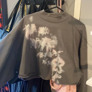 sweatshirt  - Oanvänd, nytt skick. Jätte skönt och mysigt material! Passar till S/M/L (Ingen fläck på baksidan det är skugga) 