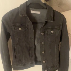 Jeans jacka  - Säljer denna jeans jacka från JDY i storlek xs💕