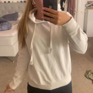 Hoodie  - Säljer denna vita hoodie från lager 157💕