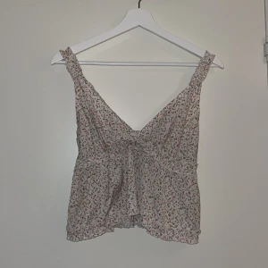 Linne - Super gulligt mönstrat linne som jag tyvärr inte använder längre. Som nytt 💕