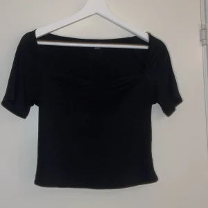 Tshirt  - Svart basic tshirt som är ringat. Skönt material och så gott som oanvänt