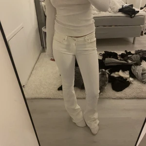 Lågmidjade jeans - Vita vintage lågmidjade jeans i stl xs, jag är ca 166 cm lång🫶🏼