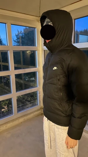Nike jacka - Nike jacka använd 2 månader, köpte för 2000kr förra vintern. Håller värmen bra (mer bilder finns och pris går att diskutera) 😁
