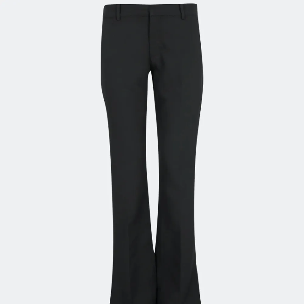 Svarta vera kostymbyxor från bikbok. 💓I storlek 34. Använd ett tag men är som nya.( Kan skicka tydligare bild om intresserad) nypris 499 kr. Jeans & Byxor.