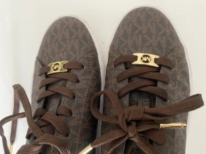 Michael Kors skor - Äkta Michel kors skor endast använda ett få tal gånger  Jätte snygga med guld detaljer  Äkta finns även kvitto