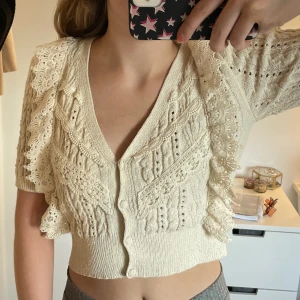 Zara topp - Beige topp ifrån Zara i stickat material, knappt använd 