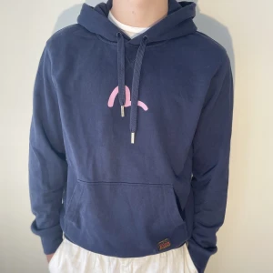 Evisu hoodie  - Storlek l men sitter som M. Pris 500kr, nypris 2400kr. Cond 8/10. Kvitto och tags finns från NK