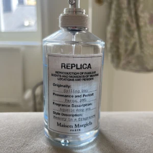 Replica sailing day  - Luktar som en dag vid havet. Väldigt fresh lukt. Ungefär en fjärdedel använd🙌köpt från Åhléns för 800 kr. 