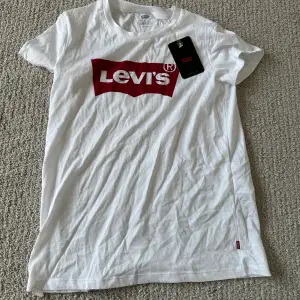 Ny t-shirt ifrån Levi’s i storlek XS, passar mig som har S. Självklart äkta. 