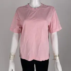 Rosa basic t-shirt från Ginatricot. Flitigt använd men i bra skick. Storlek M. 