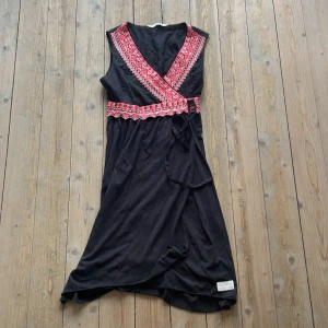 Omlottklänning  - Omlottklänning från Odd Molly i bra skick. Gråsvart med fin brodyr. 