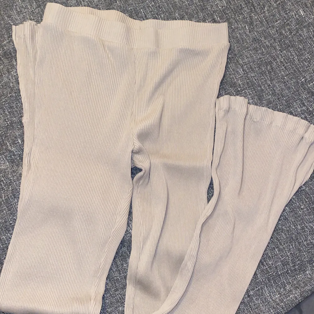 Beiga mjukis byxor som är långa i modellen och har slits nedtill. Passar ej och har ej använts. . Jeans & Byxor.