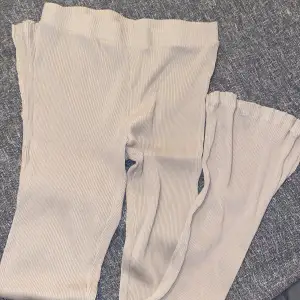 Beiga mjukis byxor som är långa i modellen och har slits nedtill. Passar ej och har ej använts. 