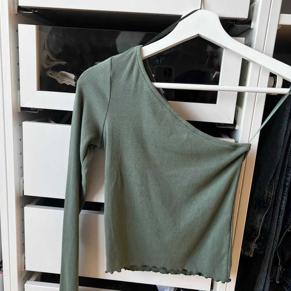 Superfin grön one shoulder tröja från ginatricot💘nyskick, säljer då den inte kommer till användning. Toppar.