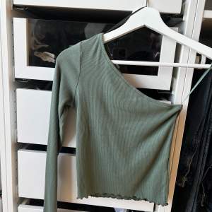 Superfin grön one shoulder tröja från ginatricot💘nyskick, säljer då den inte kommer till användning