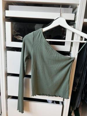 One shoulder tröja  - Superfin grön one shoulder tröja från ginatricot💘nyskick, säljer då den inte kommer till användning