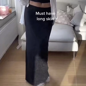 Low Waist - Maxi Skirt - lågmidjad kjol ifrån gina, helt oanvänd med lappen kvar. Storlek Xs men kan nog absolut passa upp till M då den är stretchig. Nypris: 299kr Mitt pris: 250kr (billigare vid snabb affär) !Lånad bild! Skriv för mer info/ bilder 💕
