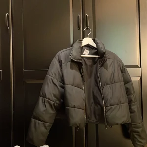 En skitsnygg dunjacka - En dunjacka från Zara som är i bra skick och i storlek xs