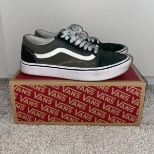 Vans skor  - Skorna har används mesta dels för o skejta så därför är de slitna vid tyget. Så fett sköna o skejta i! 