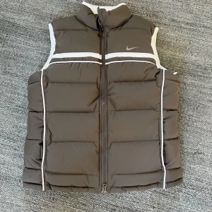 Nike puffer  - Sviiinfet Nike puffer väst i size s-m dam skulle ja säga! Skicket är intil nytt 