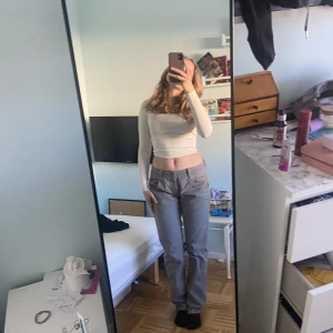Grå jeans  - Säljer dessa svinsnygga lågmidjade byxor då de tyvärr inte kommer till användning. De är endast använda ett fåtal gånger och är i jättefint skick. Jag har vanligtvis mellan 34-38 i byxor och är 166 cm lång❤️