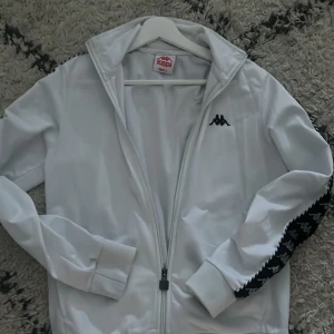 Kappa zip - Tjena! Säljer denna riktigt snygga kappa zip tröjan i riktigt skönt material. Tröjan är i 10/10 skick då jag knappt användt den. 