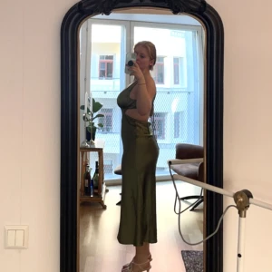 ASOS midi klänning, 40 - Jättefin klänning från ASOS i storlek 40. Snörning bak i ryggen. Materialet är stretchigt. 95% polyester, 5% elastan.  Helt ny oanvänd lappar kvar på. Skriv för fler bilder eller frågor. Säljer fler liknande klänningar, se min profil.