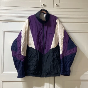 Skitsnygg vintage vindjacka från Brooks - Super frän vintage/retro vindjacka i lila,svart och vitt Använd men i bra skick 8/10 Säljer pga behov av pengar Ställ gärna fler frågor 