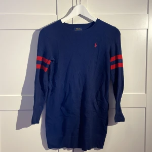 Ralph Lauren stickad klänning  - En jättefin stickad klänning i strl: 8-10 år. Lite nopprig men knappt använd. 