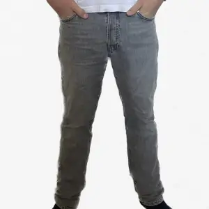 Gråa jack and Jones jeans i ett skönt skick och perfekt till våren 9/10.  Nypris cirka 600