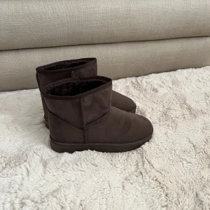 Snygga skor som liknar uggs🤎 - Säker dessa snygga skor som liknar uggs. De är i storlek 40 men är små i storleken så de är mer som 39. Måttet inuti skorna är ca 25 cm. Säljer för att de var för små för mig och det inte gick att få pengarna tillbaka.💞