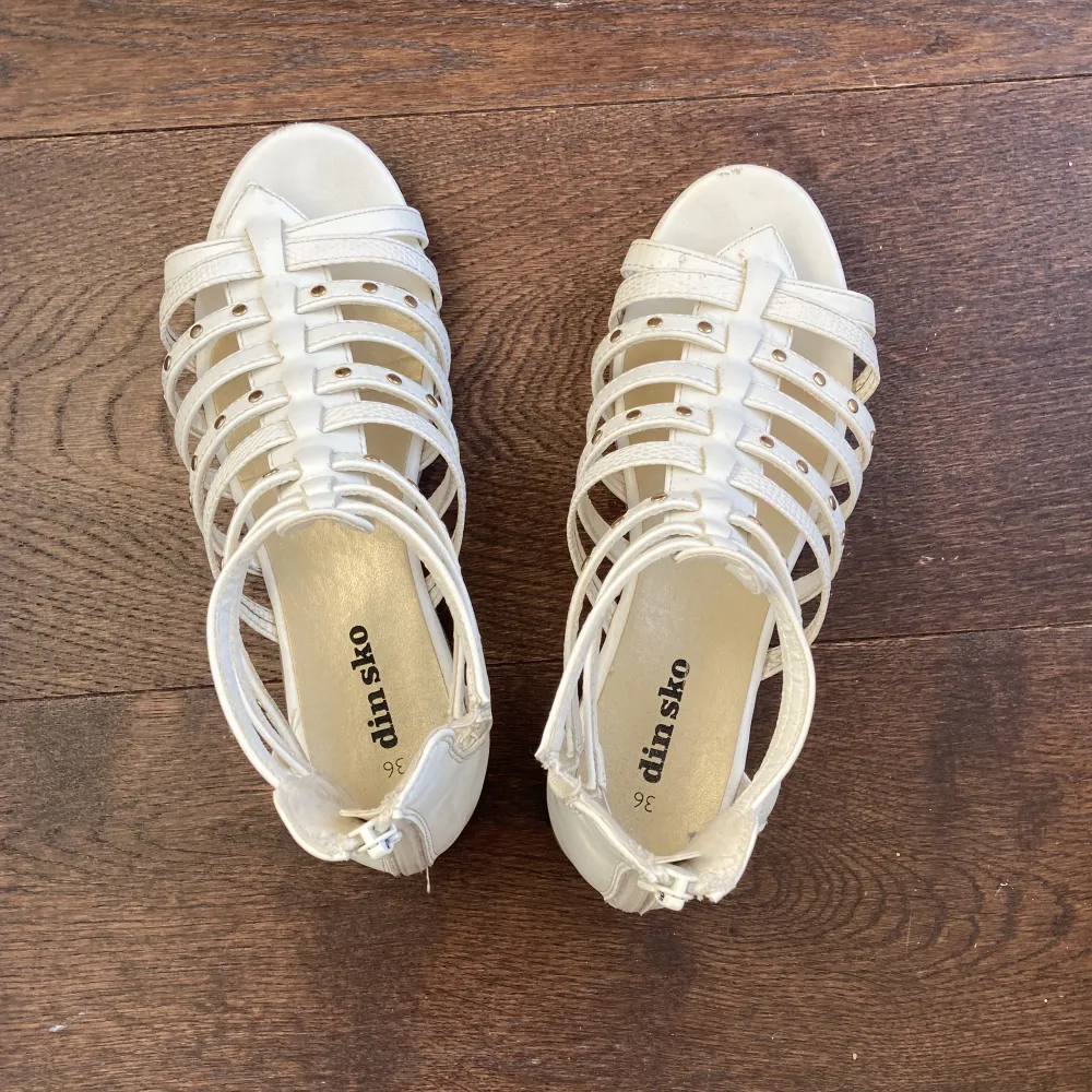 Ett väldigt fint par vita sandaler i bra skick. De är lite använda och smutsiga men går alltid att tvättas. Storlek 36.. Skor.