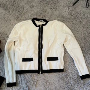 Vit tröja med dragkedja  - Vit och svart kofta/ tröja från Zara som har blivit för liten💗💗