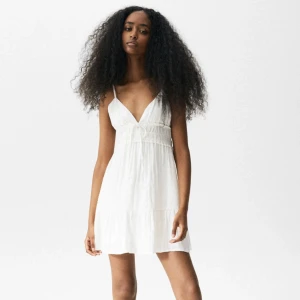 Vit klänning pull&bear - Perfekt klänning till t ex skolavslutning från pull&bear. Köptes förra året, använd en gång! Inköpspris: 400kr. Den är storlek S men kan också passa en XS😍