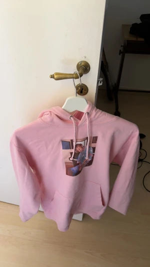 travis scott hoodie  - Säljer nu min travis scott hoodie då den ej används, skick 9/10 kan mötas upp eller frakta riktigt fet hoodie om jag får säga de själv, storlek S