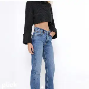 Säljer mina fina zara jeans. De är mid rise och straight. Andra och tredje bilden är mina egna. Pris kan diskuteras! 💗