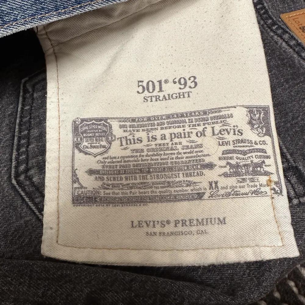 Två stycken Levi’s 501 straight jeans i storlek W 30 L 34. Båda för 1000kr och en för 600kr. Kvitton finns kvar köpt på Levi’s MOS. Bra skick. . Jeans & Byxor.