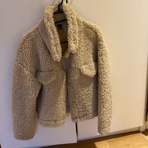 Teddy jacka  - Säljer denna teddyjacka från Ginatricot i storlek S! Knappt använd 