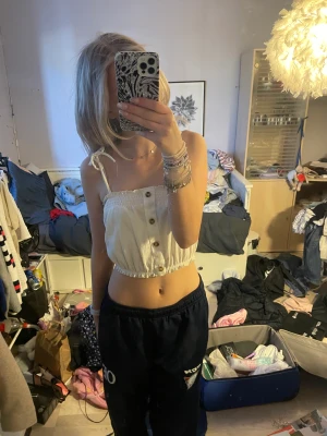 Linne som är löst men rajd i toppen och bottnen - Linne som är tajt vid resåren högst upp och längst ner, annars pösigt