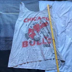 As fränt vintage linne från Chicago Bulls för alla basket entusiaster! Använd en del men i väldigt bra skick utöver etiketten som är sliten Storlek okänd men skulle gissa på M  Skriv gärna vid fler frågor 