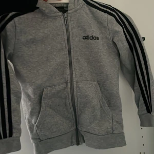 Adidaskofta - 7-8Y /XS inga defekter