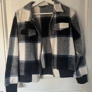 Jacka - En tunnare jacka i strl S. 65 kr. Betalning sker endast via swish och köparen står för frakten 💙