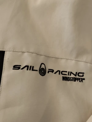 Sail racing  - Fin vindjacka i storlek S men passar också för M.Om du vill ha flera bilder eller du har frågor du kan skriva till mig 🤗💛