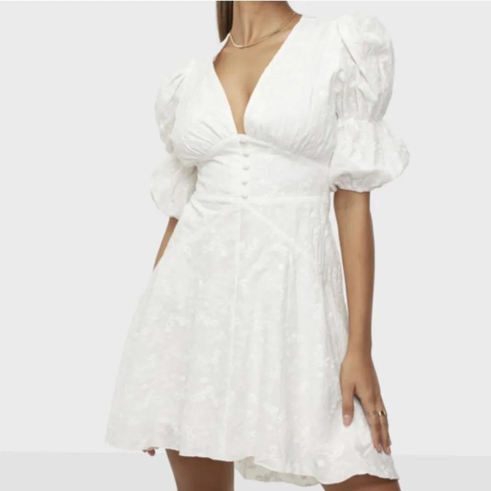 Söker denna vita klänningen från adoore! Storlek 34 eller 36. Hör jättegärna av dig om du har och vill sälja! Pris kan diskuteras ❤️. Klänningar.