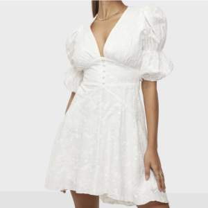 Söker denna vita klänningen från adoore! Storlek 34 eller 36. Hör jättegärna av dig om du har och vill sälja! Pris kan diskuteras ❤️