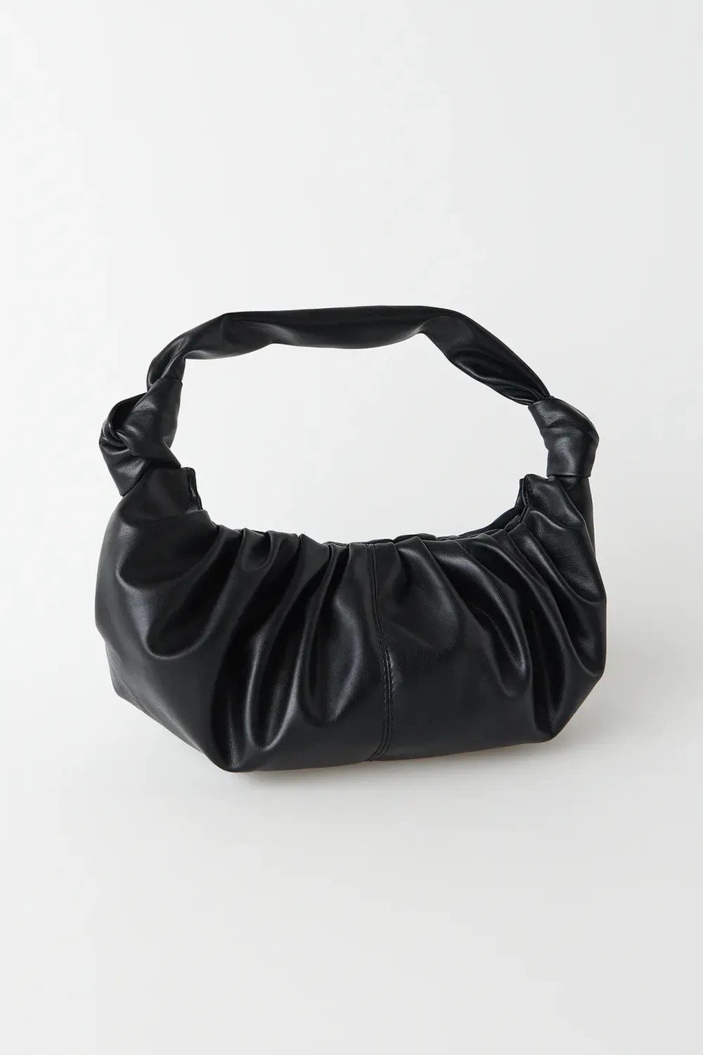 Säljer min svarta fina väska från Gina Tricot i gott skick. Modellen heter ”Saga” och är slutsåld. . Väskor.