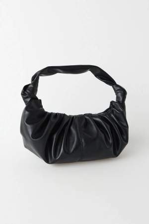 Säljer min svarta fina väska från Gina Tricot i gott skick. Modellen heter ”Saga” och är slutsåld. 